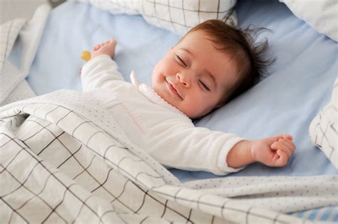 Të vendosësh një fëmijë në gjumë është një punë shumë e vështirë. . Bebi leviz shume ne gjume